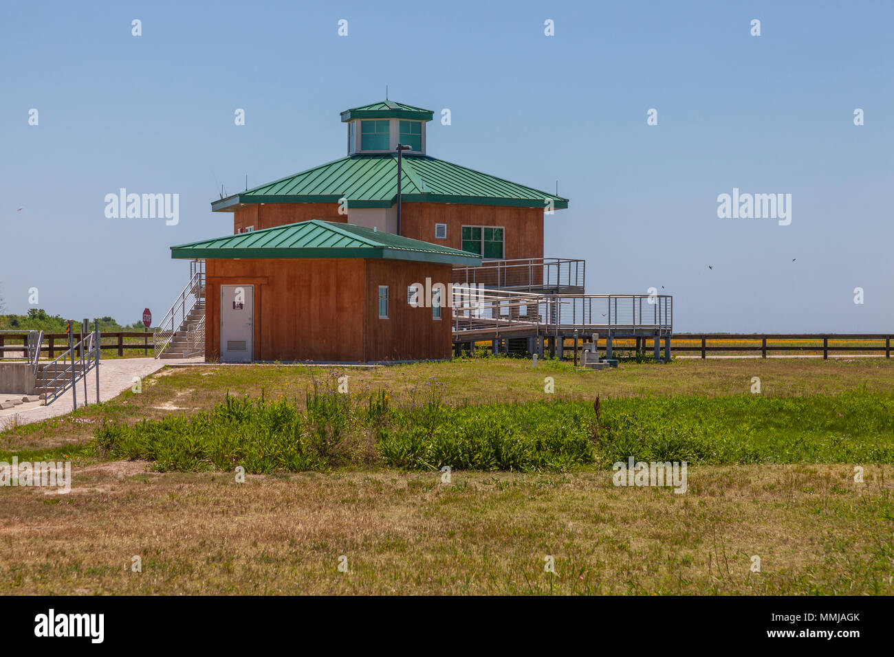 Neues Hochwasserdesign Besucherzentrum im Anahuac National Wildlife Refuge in Southeastern Texas, gebaut nach Hurrikan Ike. Stockfoto