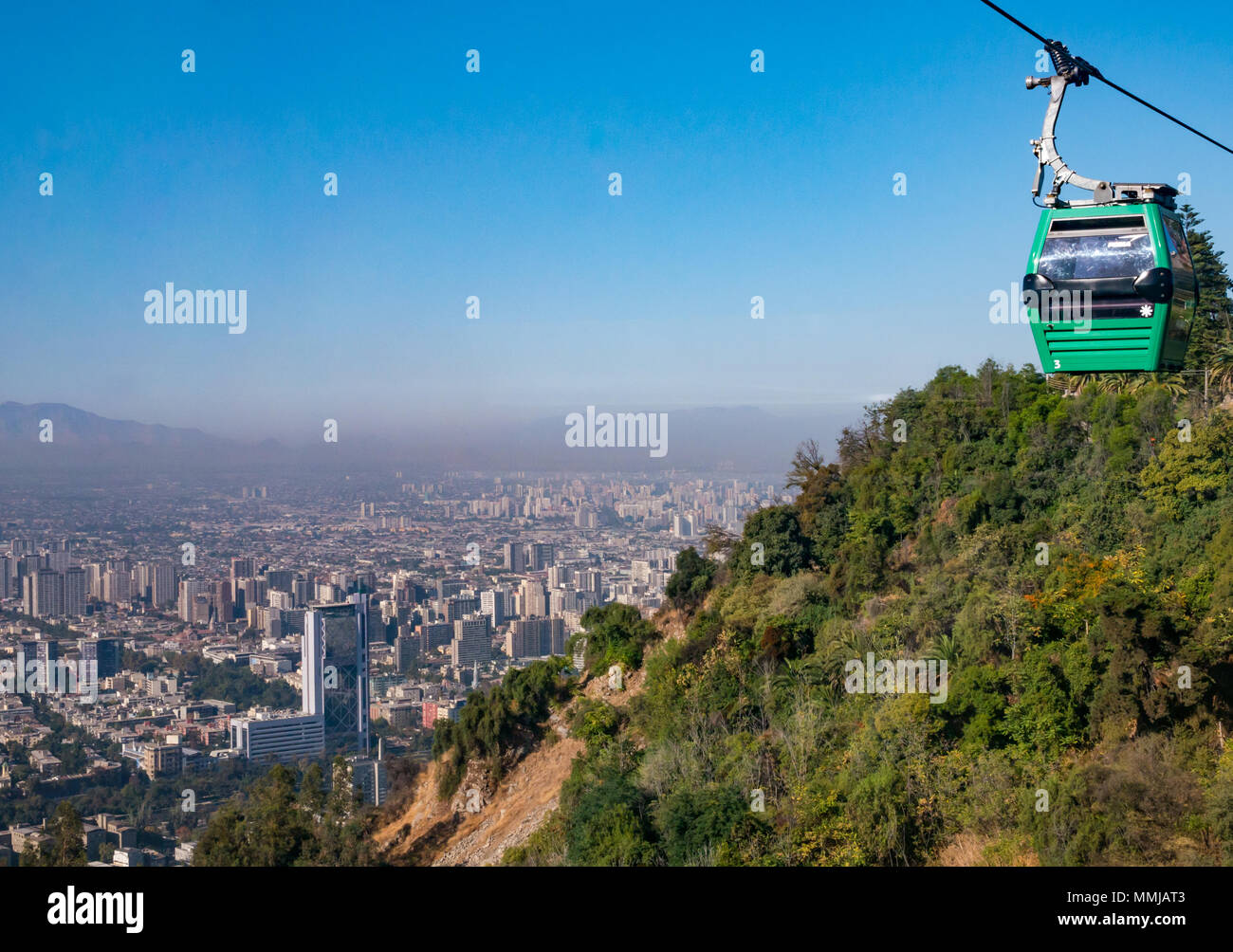 Seilbahnen, Metropolitan Park, San Cristobal Hügel, Santiago, Chile, und Blick auf die Stadt mit Smog sichtbar Stockfoto