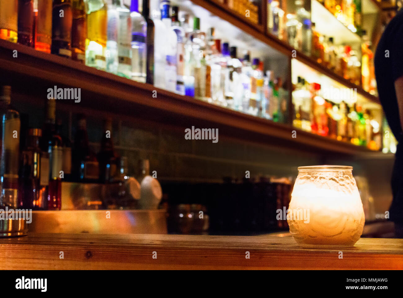 Eine Kerze auf der hölzernen Zähler einer Bar in der Nacht in Griechenland. Stockfoto