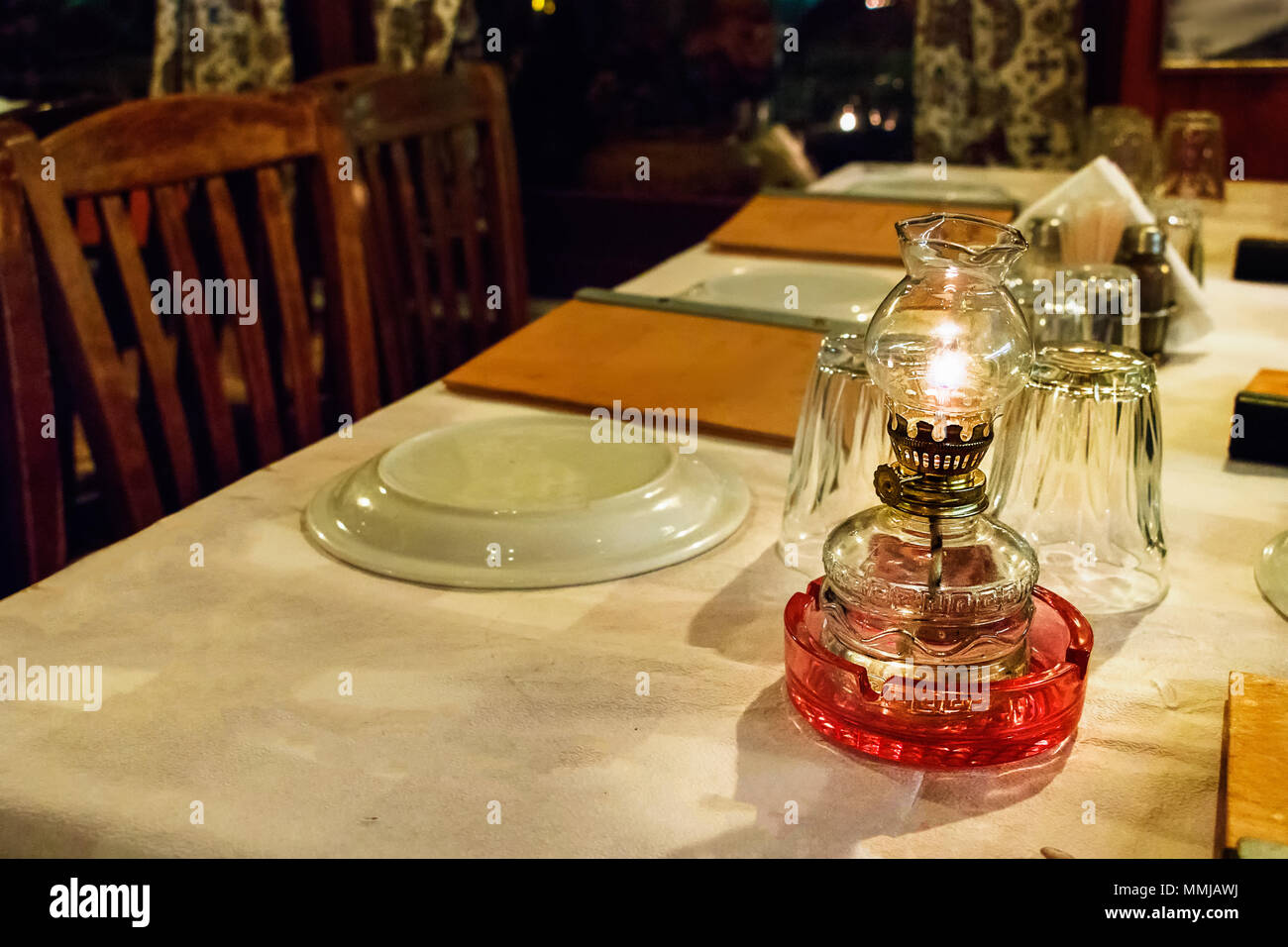 Innenraum Des Restaurants Mit Großen Lampen In Weißem Licht. Pendelleuchten  Isoliert. Kristalllampe. Lizenzfreie Fotos, Bilder und Stock Fotografie.  Image 135225329.