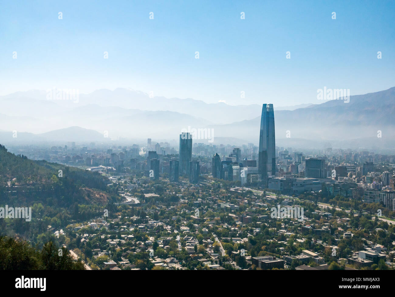 Stadtbild Blick von großer Santiago Tower und Anden Ausläufern von San Cristobal Hügel, Santiago, Chile, Südamerika, mit Schicht von Smog sichtbar Stockfoto