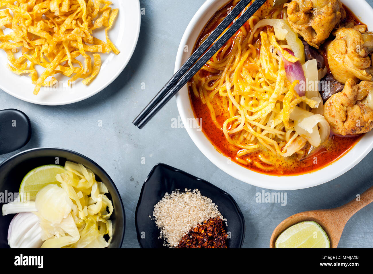 Khao Soi Kai, nördlichen Stil ei Nudel in Chicken Curry mit Zutaten. Thai Food Stockfoto