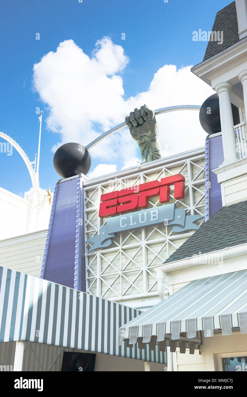 ESPN Club mit Arm und der Gewichtheber gebogenen Barbell. Dieser Club liegt in Orlando, Florida, auf der Promenade zwischen der Deluxe Dolphin Hotel und Epcot. Stockfoto