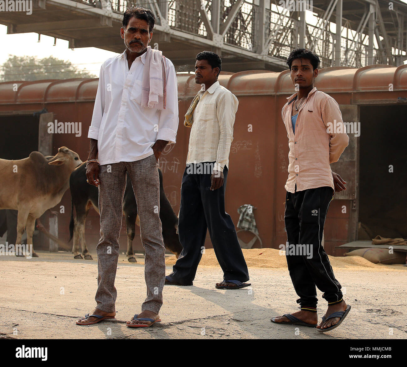 Menschen bei Piparaya Bahnhof, Indien Stockfoto