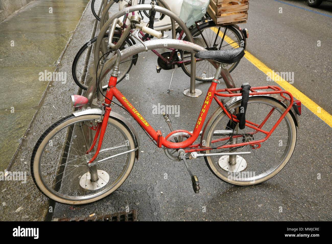 Vintage red Raphael Geminiani branded Klapprad, Italien. Stockfoto