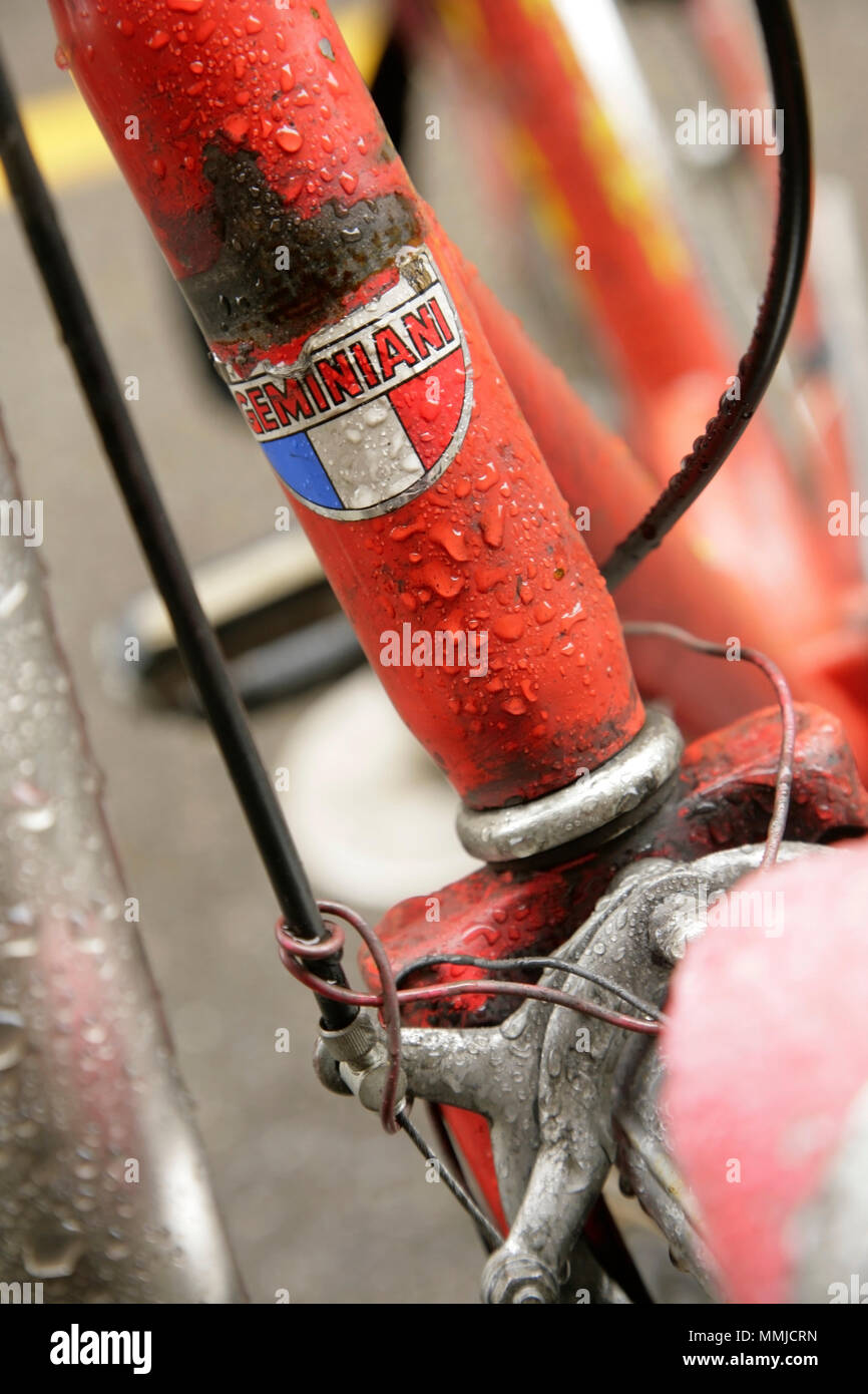 Vintage red Raphael Geminiani branded Klapprad, Italien. Stockfoto