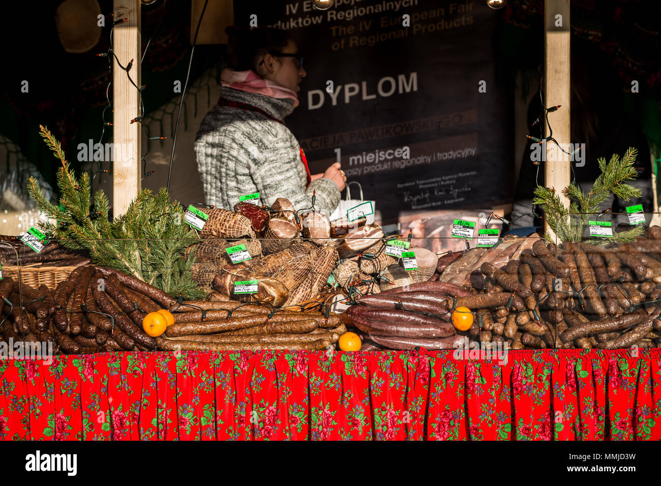 Traditionelle Fleischerzeugnisse auf Weihnachtsmarkt stand in Krakau, Polen Stockfoto