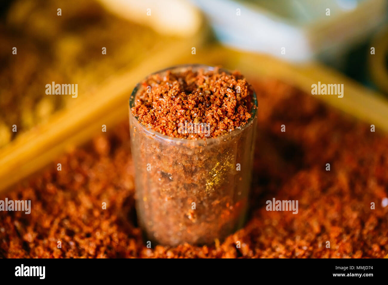 Nahaufnahme der Glas Rot, aromatische Gewürzmischung mit Salz Zusätzlich zum Verkauf Im Osten Markt, Basar. Stockfoto