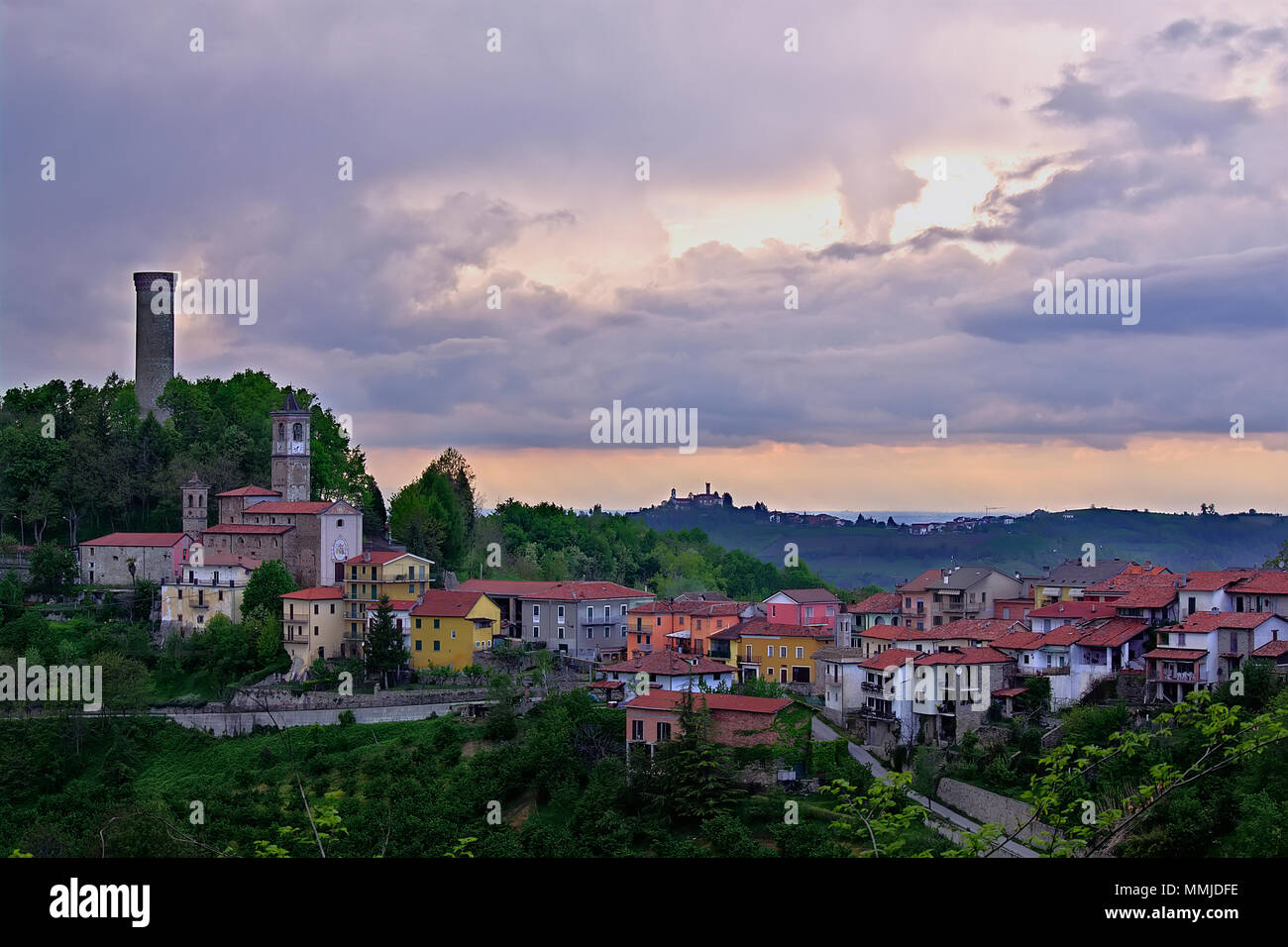Ein Blick auf das Dorf von castellino Tanaro, mit seiner alten Turm, in den Langhe, Provinz Cuneo, Piemont, Norditalien, Europa Stockfoto