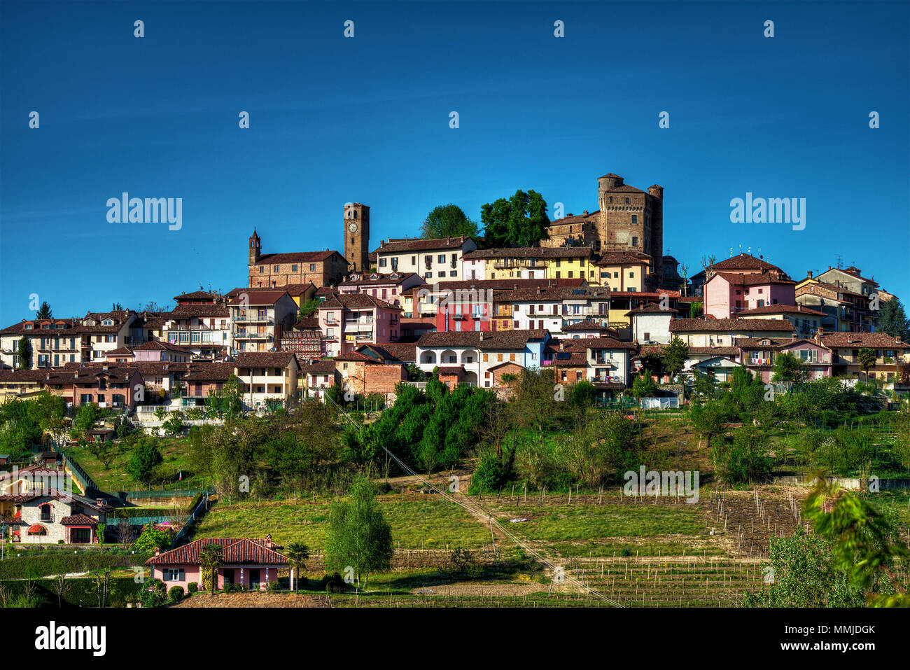 Langhe - Diano - Blick auf die Altstadt von Diano, in den Langhe, surmonted durch das Schloss. Provinz Cuneo, Piemont, Norditalien, Europa. Stockfoto