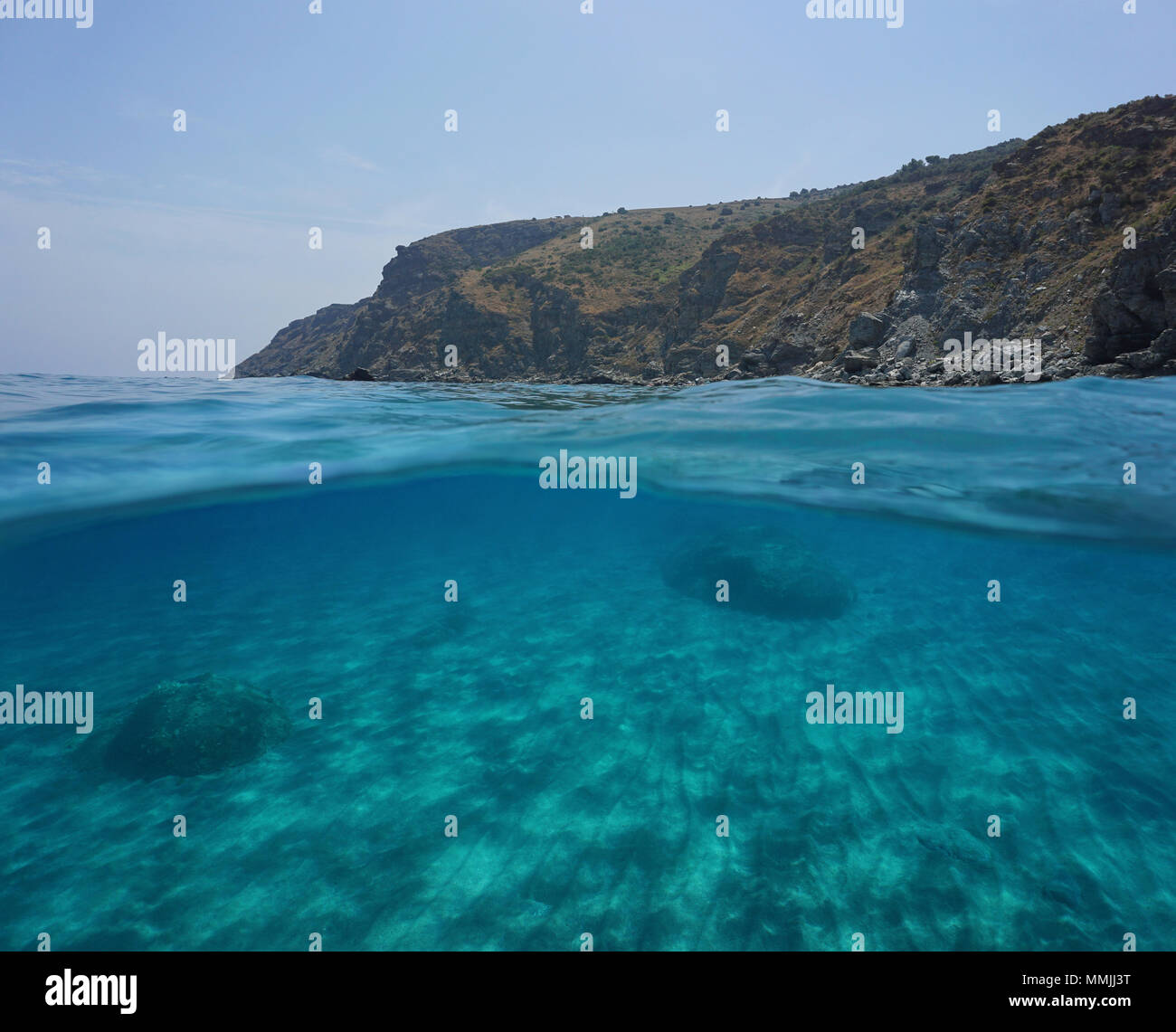 An der Küste Felsen und Sand unter Wasser, geteilte Ansicht oberhalb und unterhalb der Wasseroberfläche, Mittelmeer, Marine Reserve von Banyuls Cerbere, Frankreich Stockfoto