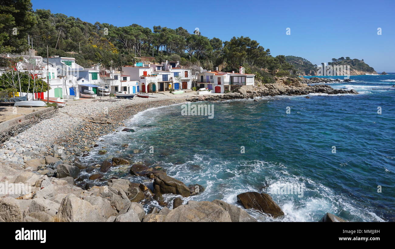 Alte Häuser der Fischer an der Küste mit einem Kieselstrand, Cala S'Alguer, Palamos, Mittelmeer, Spanien, Costa Brava, Katalonien, Girona, Baix Emporda Stockfoto