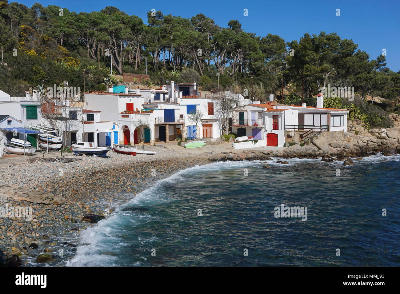 Alte Häuser der Fischer an der Küste, Cala S'Alguer in Palamos, Spanien, Mittelmeer, Costa Brava, Katalonien, Girona, Baix Emporda Stockfoto