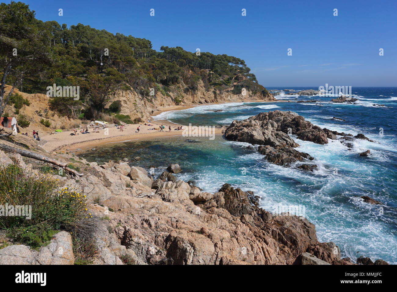 Spanien Costa Brava Strand und Felsen in Cala Estreta Cove in der Nähe von Calella de Palafrugell, Mittelmeer, Katalonien, Baix Emporda Stockfoto