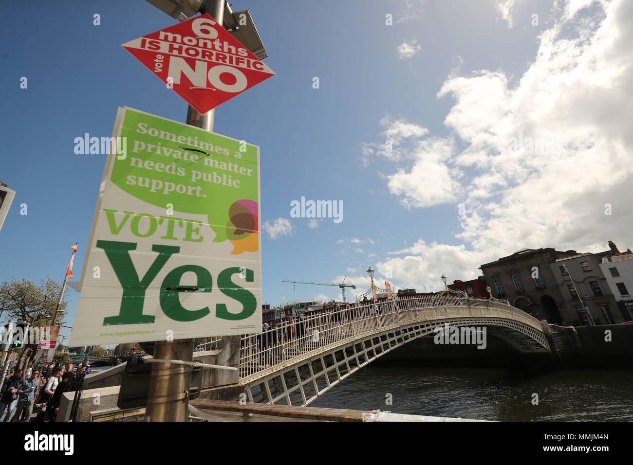 Poster für Ja und Nein stimmen für die Aufhebung der Achte Änderung der irischen Verfassung, die sich in einem Referendum am 25. Mai beschlossen, gemeinsam für ja Sitz in Dublin heute. Stockfoto