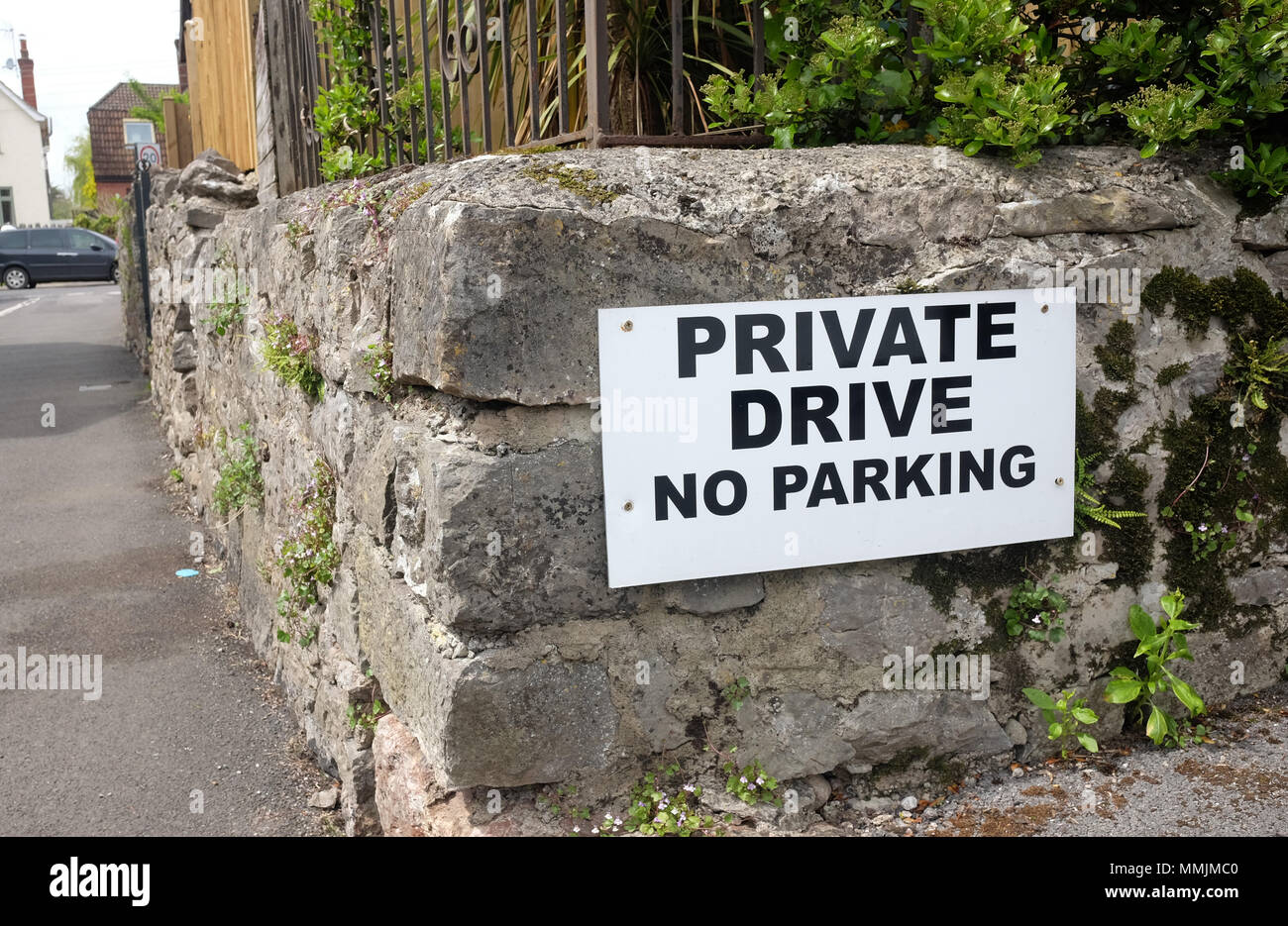 Mai 2018 - ein eigenes Laufwerk - kein Parkplatz Schild in ländlichen Somerset Village von Cheddar Stockfoto