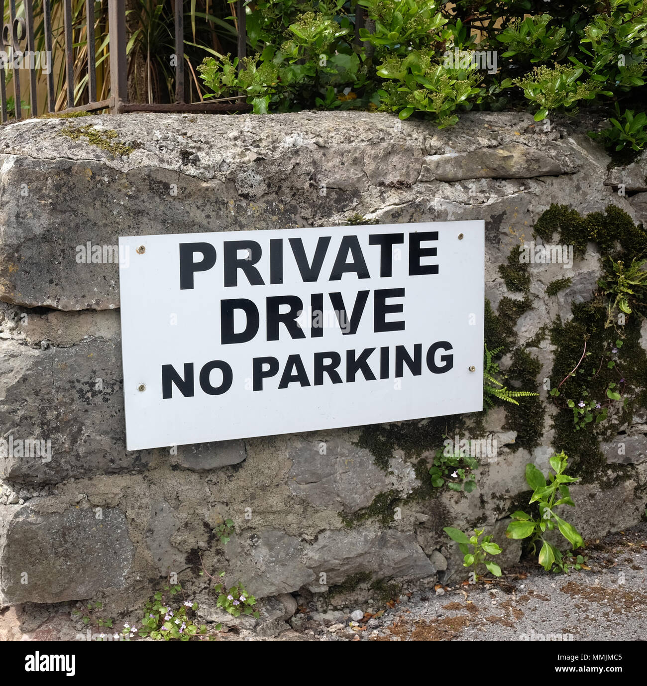 Mai 2018 - ein eigenes Laufwerk - kein Parkplatz Schild in ländlichen Somerset Village von Cheddar Stockfoto