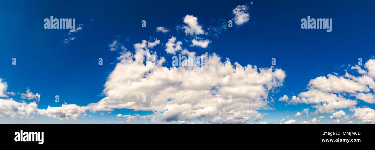 Wunderschöne cloudscape Panorama auf einem blauen Sommerhimmel. schönes Wetter Hintergrund mit Dynamic Cloud Anordnung Stockfoto