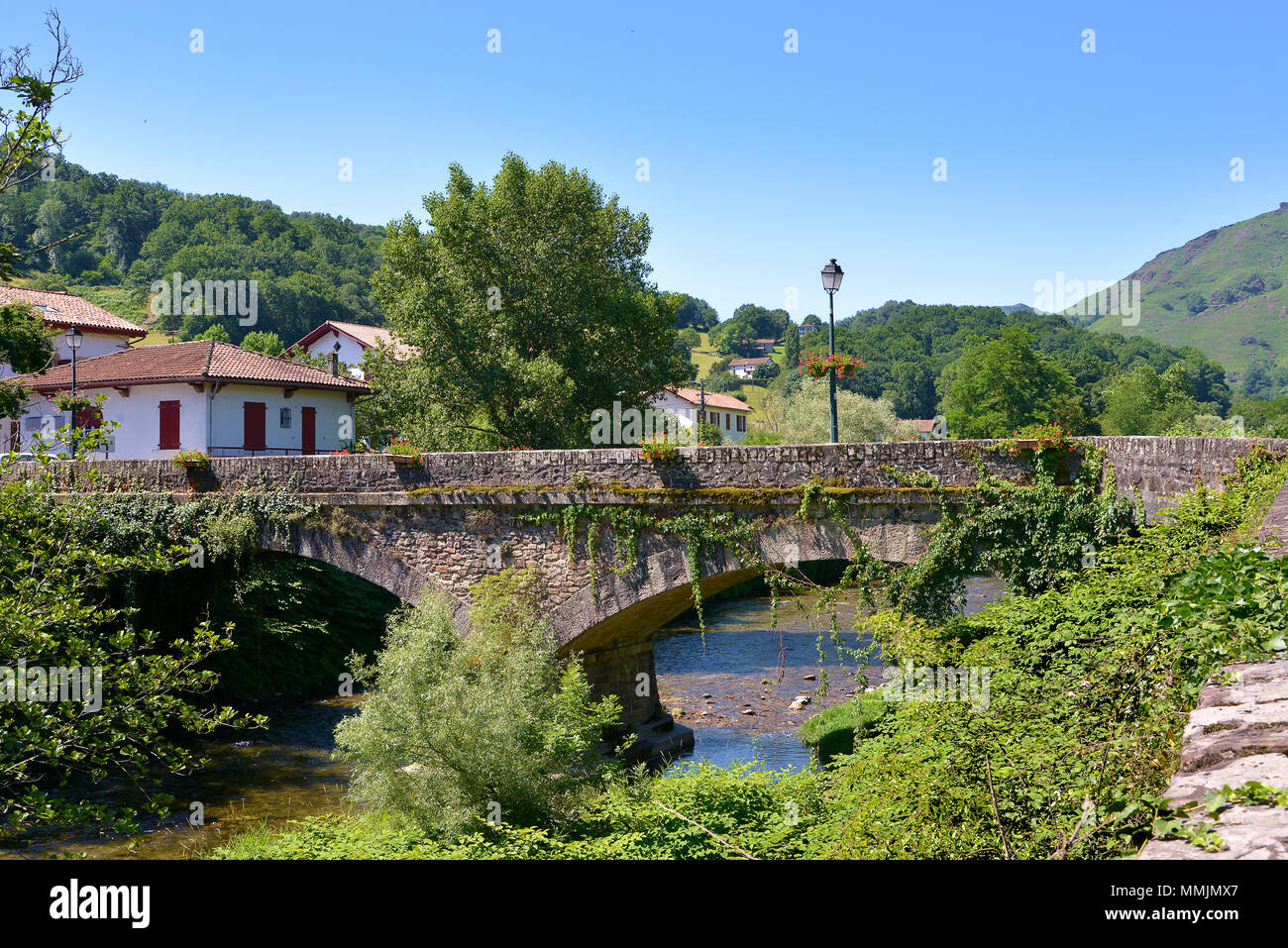 Saint-Etienne-de-baigorry mit der Alten Brücke über den Fluss Nive des Aldudes. Saint-Etienne-de-Baigorry ist eine französische Gemeinde im Département Pyrénées-Atlantiques abweichen Stockfoto