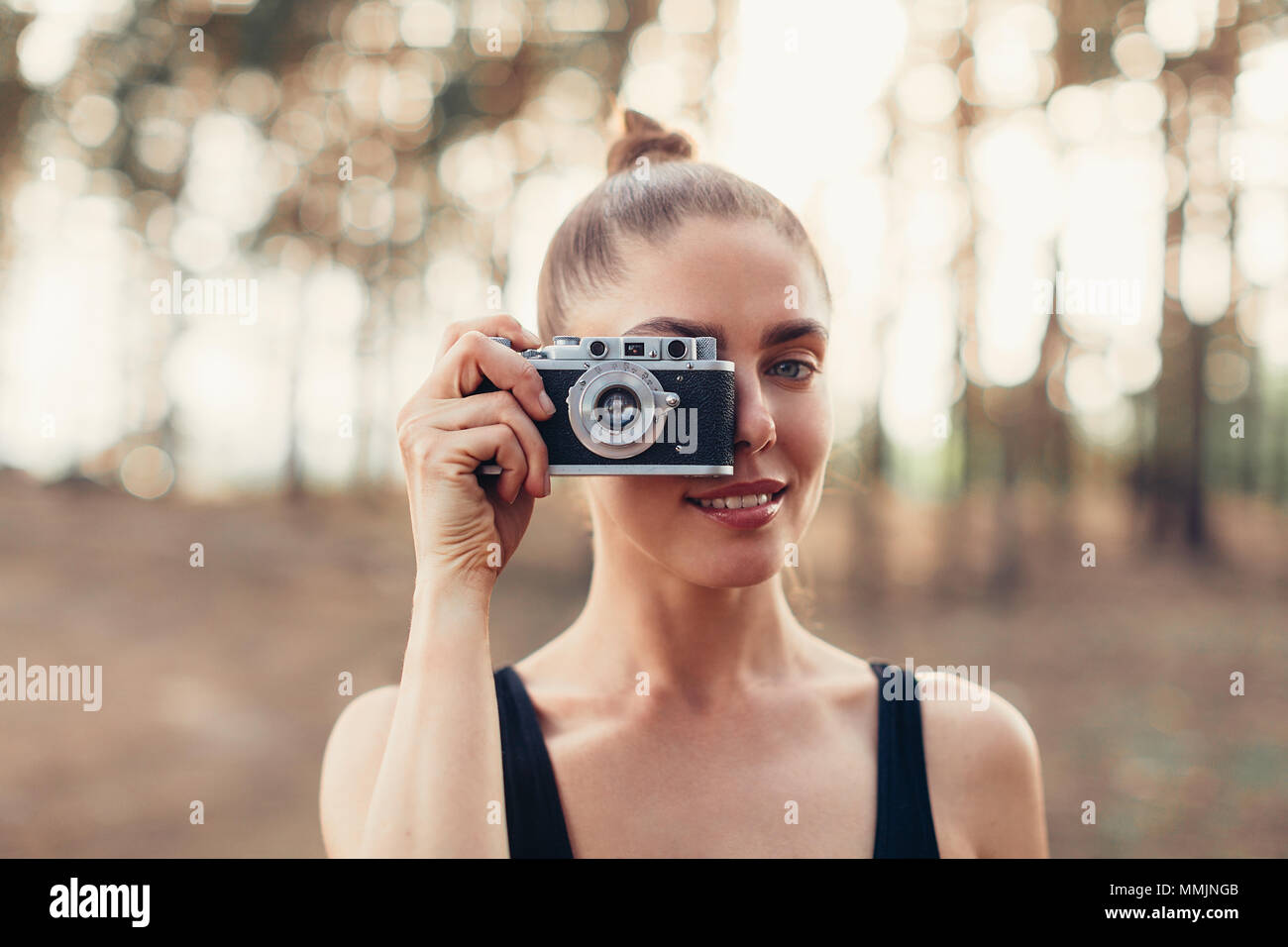 Hipster girl mit Vintage Foto Kamera schließen, Kopieren von leer Leer  Mockup, View Tourist in den Händen halten und fotografieren auf Reisen  Stockfotografie - Alamy