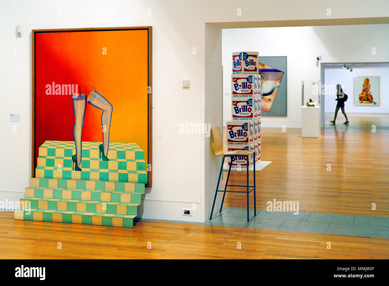 La Reine (Links) Von Allen Jones & Brillo Soap Pads Boxen von Andy Warhol, Museu Colecção Berardo/Berardo Collection Museum, Belém, Lissabon, Portugal Stockfoto
