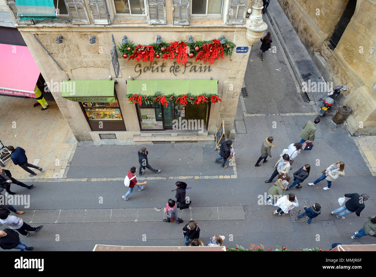 Hohe Betrachtungswinkel oder Luftbild über Street Scene und Boulangerie Shop Aix-en-Provence Provence Frankreich Stockfoto