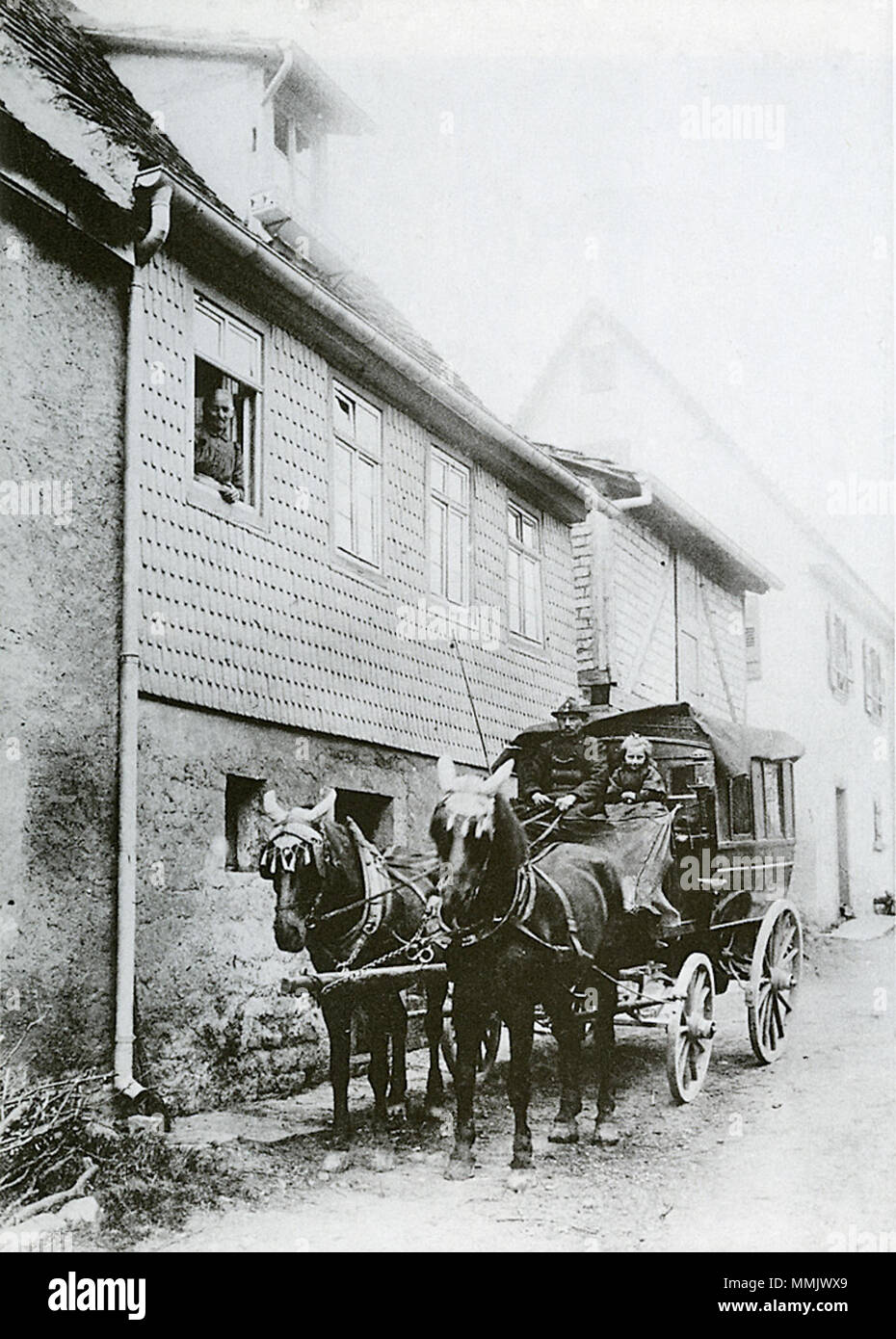 Postkutsche bei der Abfanhrt in Hirschhorn, 1906. 1906. Unbekannte Hirschhorn Postkutsche 180-004 Stockfoto