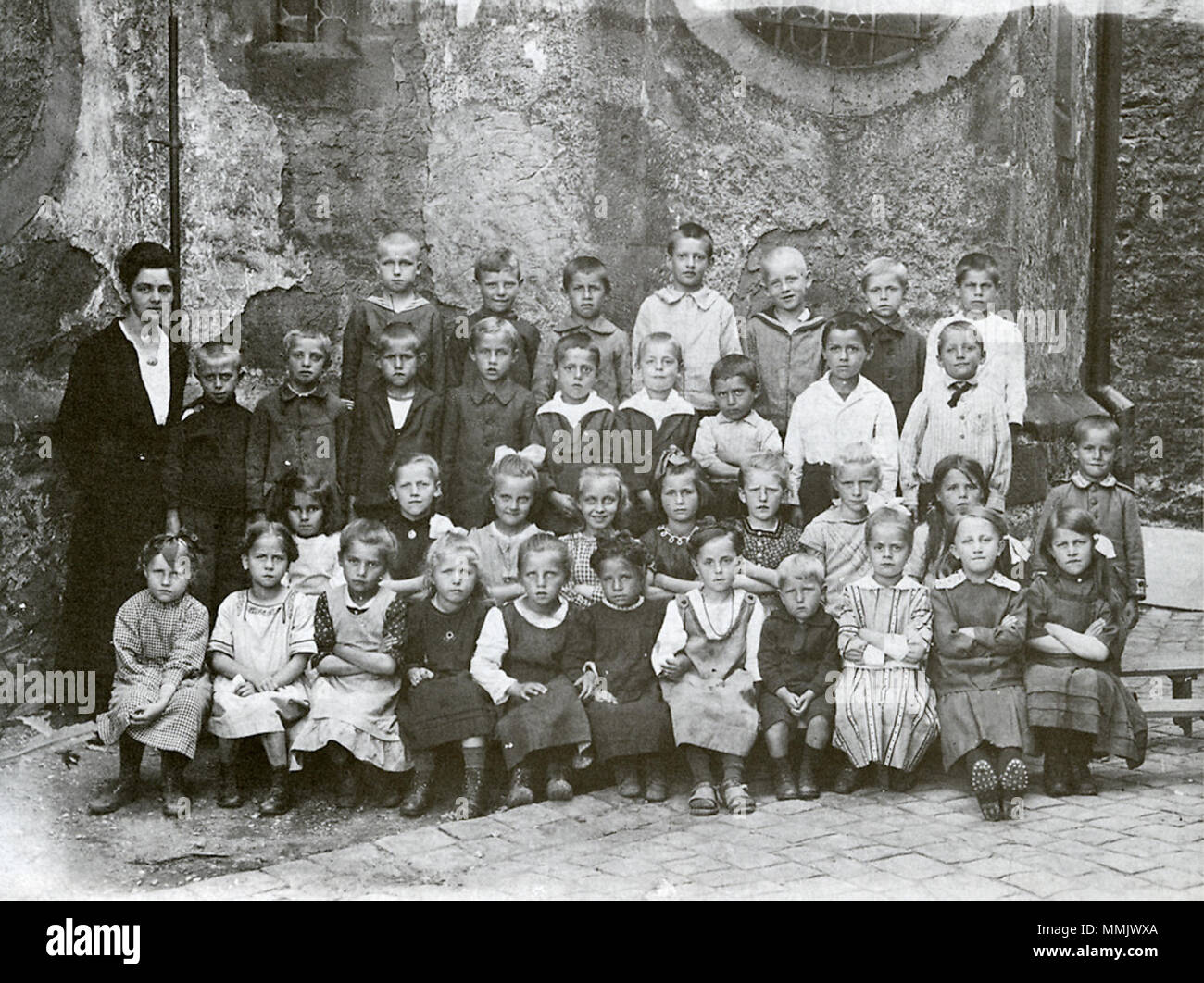 Schuilklasse mit Lehrerin in Hirschhorn, um 1912/13. 1912/1913. Unbekannte Hirschhorn Schulklasse 180-018 Stockfoto