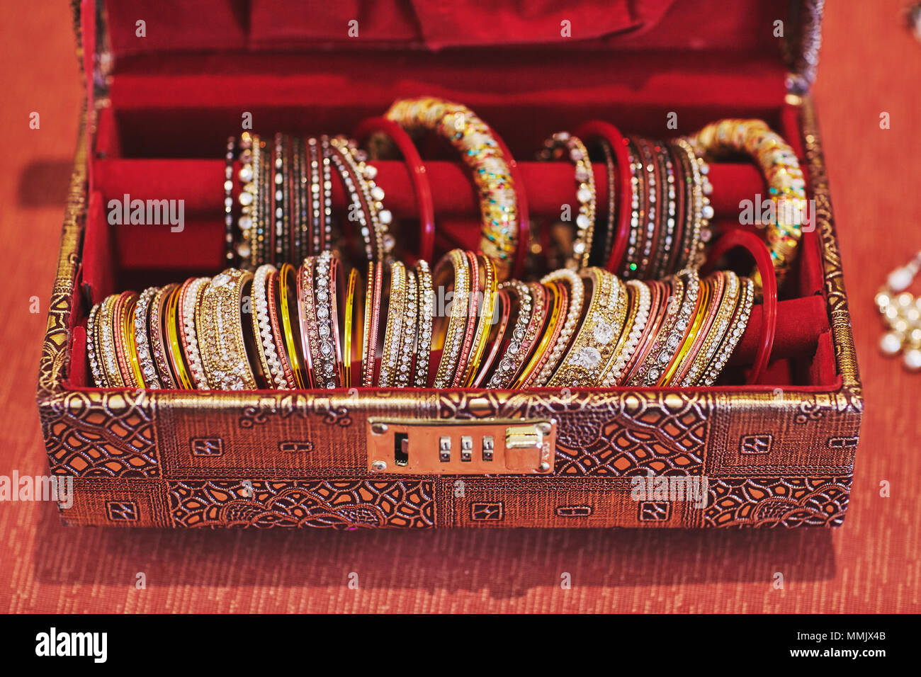 Eine Sammlung von Glitter und glänzend Armbänder und Armreifen in verschiedenen jewely Dekoration im Luxus Red Box für indische Braut Stockfoto