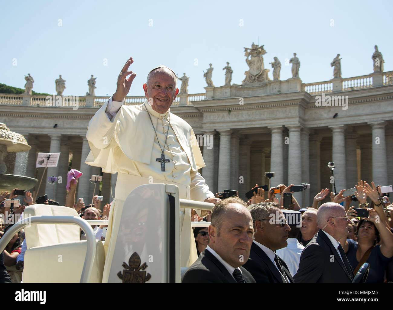 Papst Franziskus segnet die Volksmenge zusammen für die Heiligsprechung von Mutter Teresa von Kalkutta Stockfoto