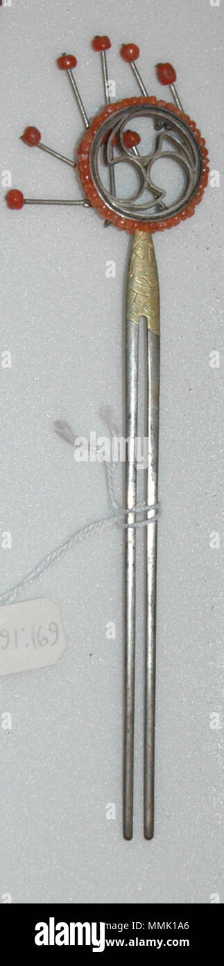 . Englisch: Beitritt Artikelnummer: 1991.169 Anzeige Titel: Haarnadel Erstellungsdatum: 19. Jahrhundert Medium: Metall- und Coral Höhe: 5 9/16-in. Breite: 1. Anzeige Abmessungen: 5 9/16 in. x 1 in. x 1/4 in. (14.13 cm x 2,54 cm x 0,64 cm) Credit Line: Geschenk des Edker und Blanche Papst Sammlung: <a href='Http://www.sdmart.org/art/our-collection/asian-art' rel='nofollow'> Die San Diego Museum der Kunst</a>. 30 August 2010, 10:01:42. Englisch: thesandiegomuseumofartcollection Haarnadel (5765353851) Stockfoto