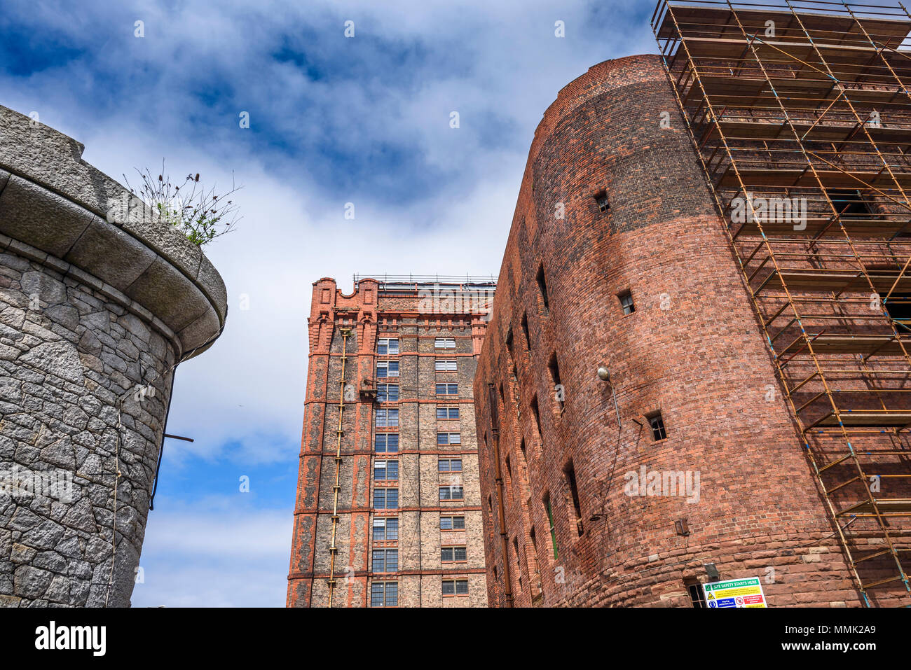 Renovierungsarbeiten im Süden Warehouse (1852-55) und Stanley Dock Tobacco Warehouse (1901) Regent Road, Liverpool, Merseyside, England, UK April 2018. Stockfoto