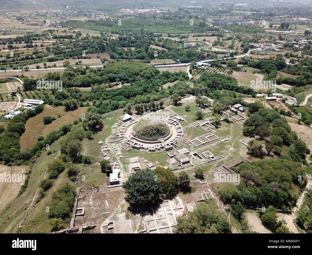 Taxila. 10. Mai, 2018. Luftbild am 10 Mai, 2018 zeigt die Website von Dharmarajika Stupa in Taxila, 30 Kilometer nordwestlich von der pakistanischen Hauptstadt Islamabad. Taxila zieht 800.000 bis 1 Million Touristen jedes Jahr wegen seiner faszinierenden archäologischen Relikte, Geschichte, Kunst und Architektur. Credit: Ahmad Kamal/Xinhua/Alamy leben Nachrichten Stockfoto