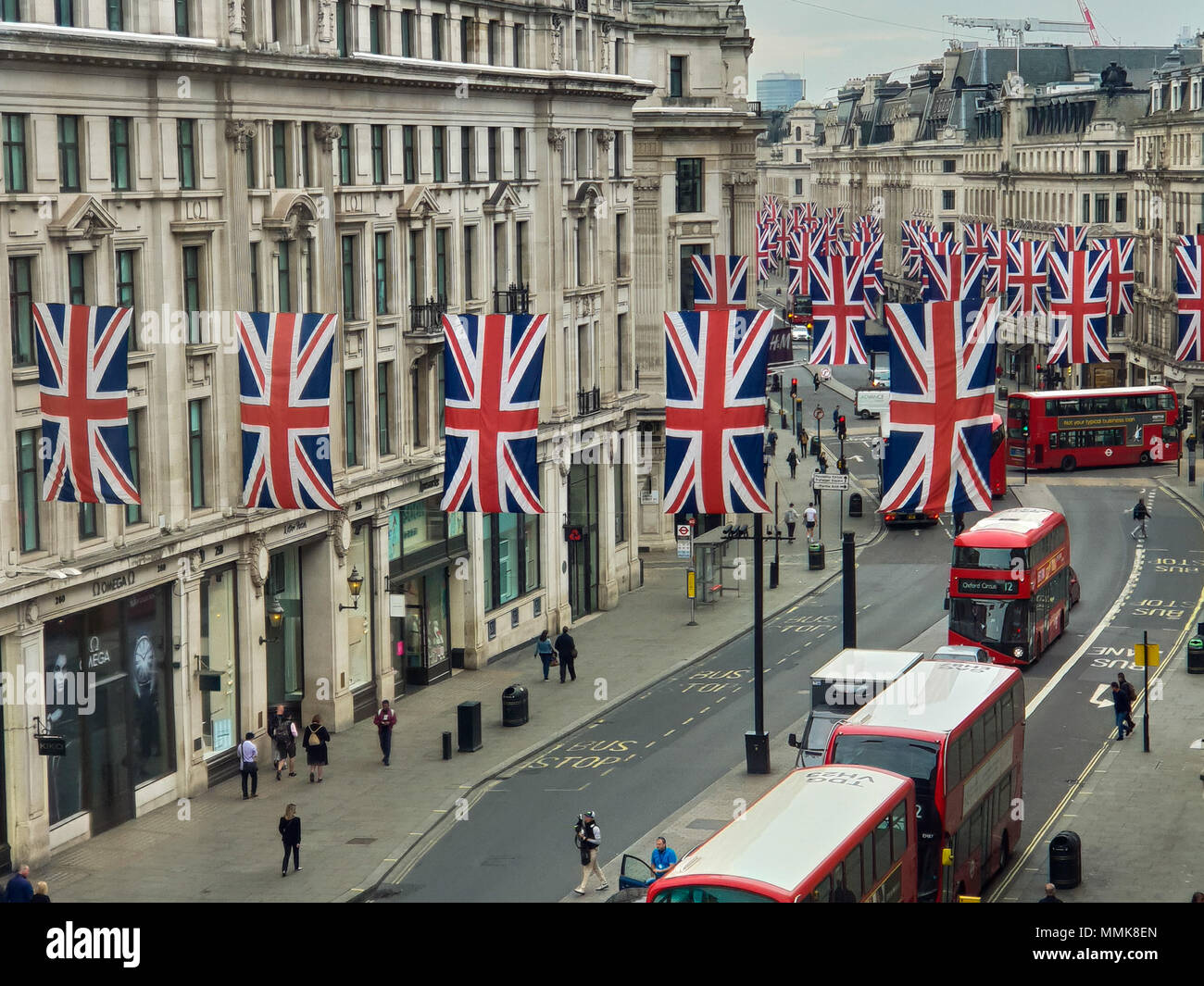 London. Vereinigtes Königreich 12. Mai 2018 - Union Flag über LondonÕs Regent Street hängt vor der königlichen Hochzeit von Prinz Harry und Meghan Markle am 19. Mai in St. George's Chapel in Windsor Castle. Kredit Roamwithrakhee/Alamy leben Nachrichten Stockfoto