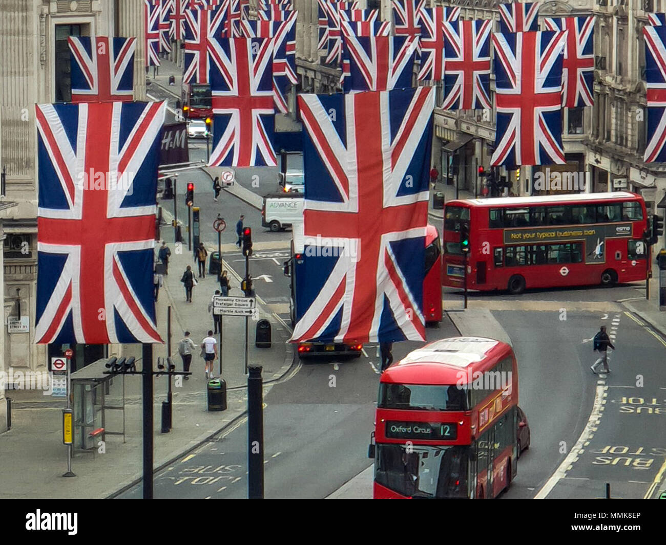 London. Vereinigtes Königreich 12. Mai 2018 - Union Flag über LondonÕs Regent Street hängt vor der königlichen Hochzeit von Prinz Harry und Meghan Markle am 19. Mai in St. George's Chapel in Windsor Castle. Kredit Roamwithrakhee/Alamy leben Nachrichten Stockfoto