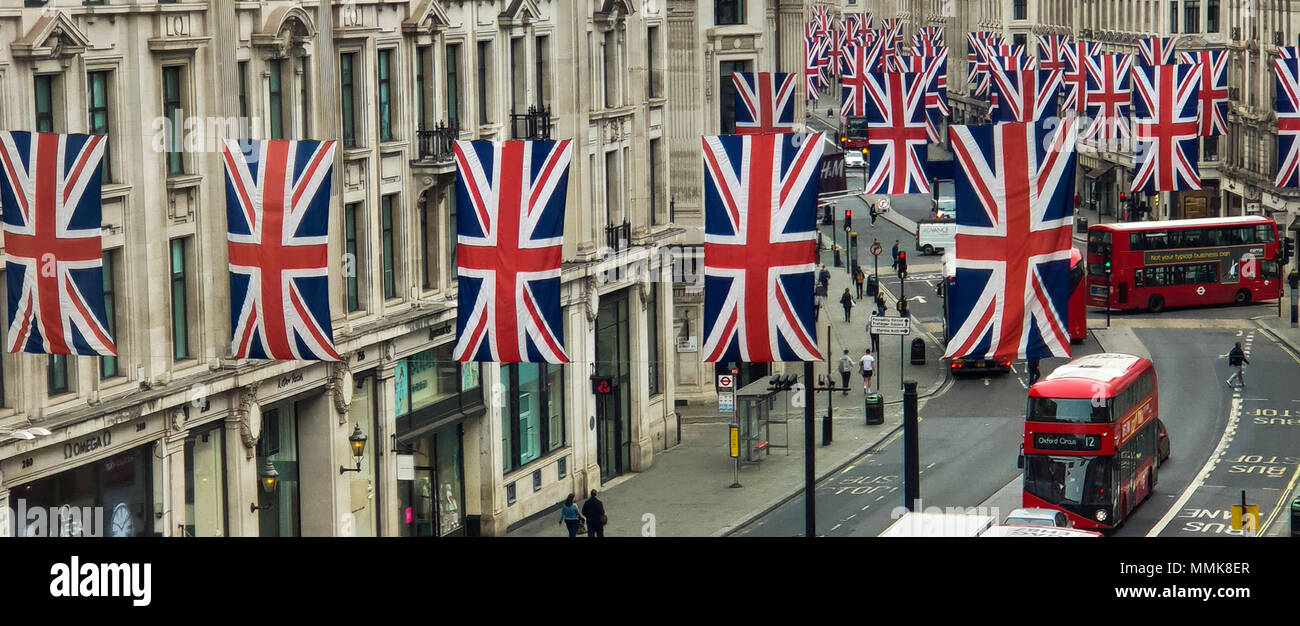 London. Vereinigtes Königreich 12. Mai 2018 - Union Flag über LondonÕs Regent Street hängt vor der königlichen Hochzeit von Prinz Harry und Meghan Markle am 19. Mai in St. George's Chapel in Windsor Castle. Kredit Roamwithrakhee/Alamy leben Nachrichten Stockfoto