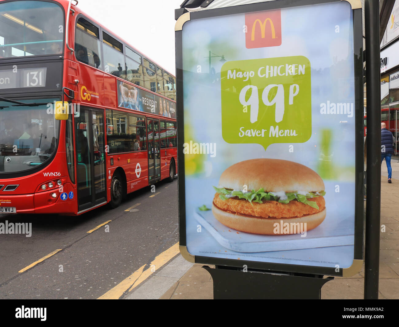 London, Großbritannien. 12. Mai 2018. Eine Bushaltestelle in Wimbledon Werbung günstige Mahlzeiten durch Fast food giant McDonlads. Londoner Bürgermeister Sadiq Khan hat Plant junk food Ads zu Verbot von London TFL iin Um die wachsende Epidemie der Fettleibigkeit Kredit zu reduzieren: Amer ghazzal/Alamy Live News angekündigt Stockfoto