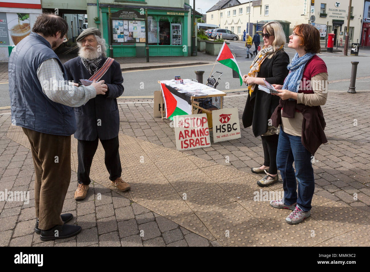 Lammas Street, Carmarthen, Wales, UK. Samstag, 12. Mai 2018. Mitglieder von West Wales Freunde Palästinas halten eine Mahnwache außerhalb des Carmarthen Zweig der HSBC in Gedenken an die Nakba Tag aus Protest gegen die anhaltenden Investitionen in Firmen, die das israelische Militär. Stockfoto