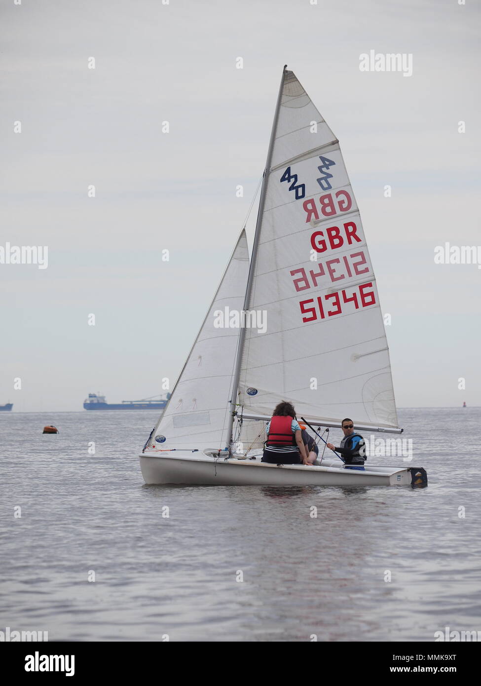 Sheerness, Kent, Großbritannien. 12. Mai 2018. UK Wetter: Nach einem hellen Anfang und leichtem Wind, Wolken und Regen hat für den Tag der offenen Tür in der Isle of Sheppey Sailing Club, Sheerness, Kent gerollt. Tag der offenen Tür ist Teil der nationalen der Royal Yachting Association' drücken, um das Boot' Initiative, die Segeln Vereine über Großbritannien sieht offen halten Tage Einsteiger in den Segelsport im Mai vorstellen. Pic: eine Frau versucht einen 420 Klasse Jolle. Credit: James Bell/Alamy leben Nachrichten Stockfoto