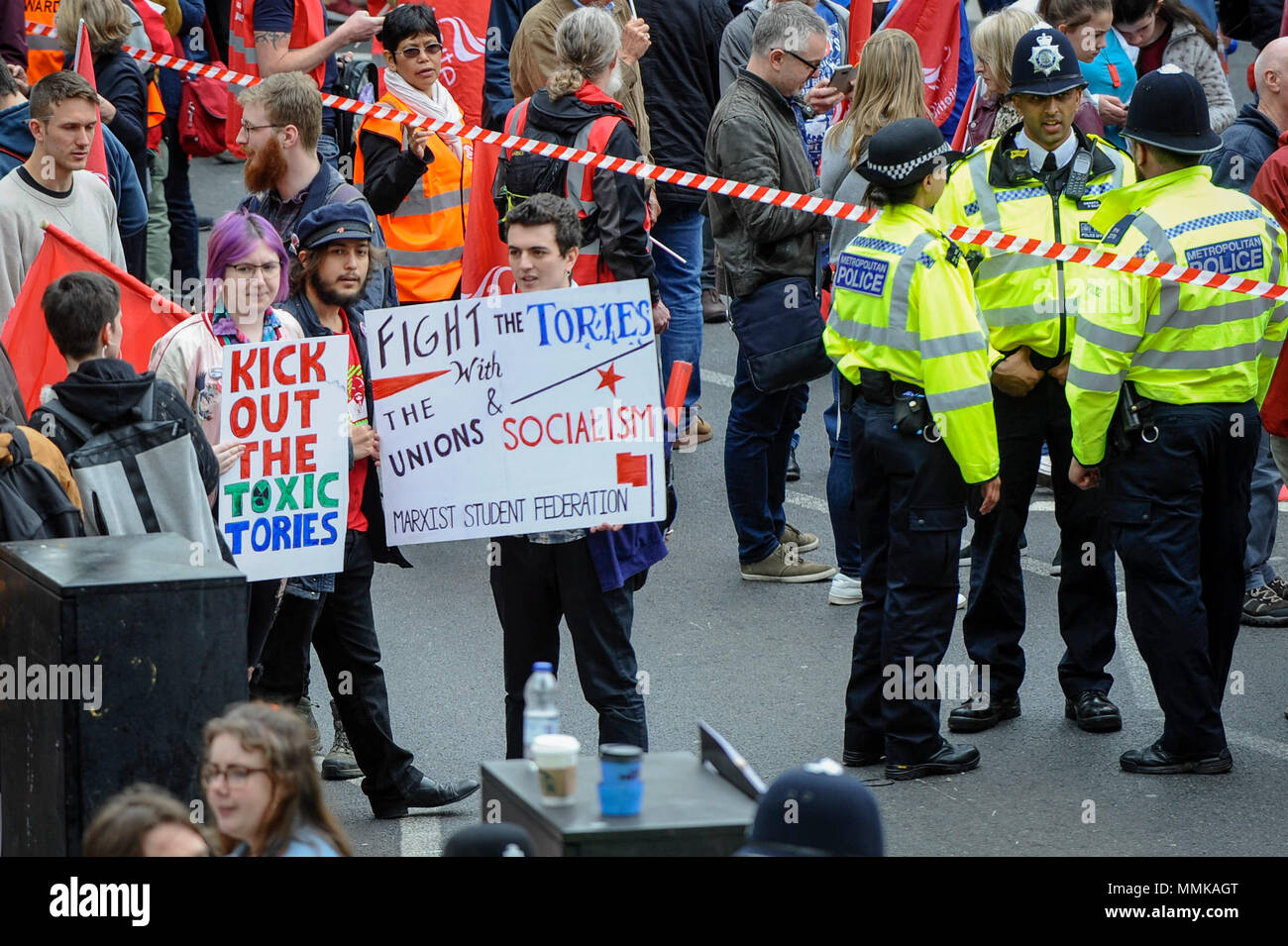 London, Großbritannien. 12. Mai 2018. Die Menschen halten das Zeichen während der Trades Union Congress (TUC) März und Kundgebung in Central London. Tausende von Demonstranten für bessere Bezahlung und Rechte der Arbeitnehmer und die Verbesserung der öffentlichen Dienstleistungen, wie sie von den Bahndamm Hyde Park marschierten. Credit: Stephen Chung/Alamy leben Nachrichten Stockfoto