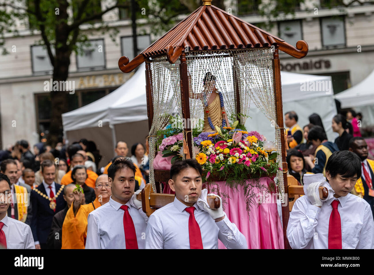 London, Großbritannien. 12. Mai 2018. Feier der Geburt des Buddha in London Credit Ian Davidson/Alamy Leben Nachrichten gehalten Stockfoto