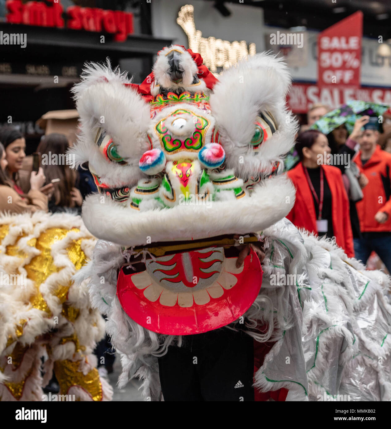 London, Großbritannien. 12. Mai 2018. Feier der Geburt des Buddha in London Credit Ian Davidson/Alamy Leben Nachrichten gehalten Stockfoto