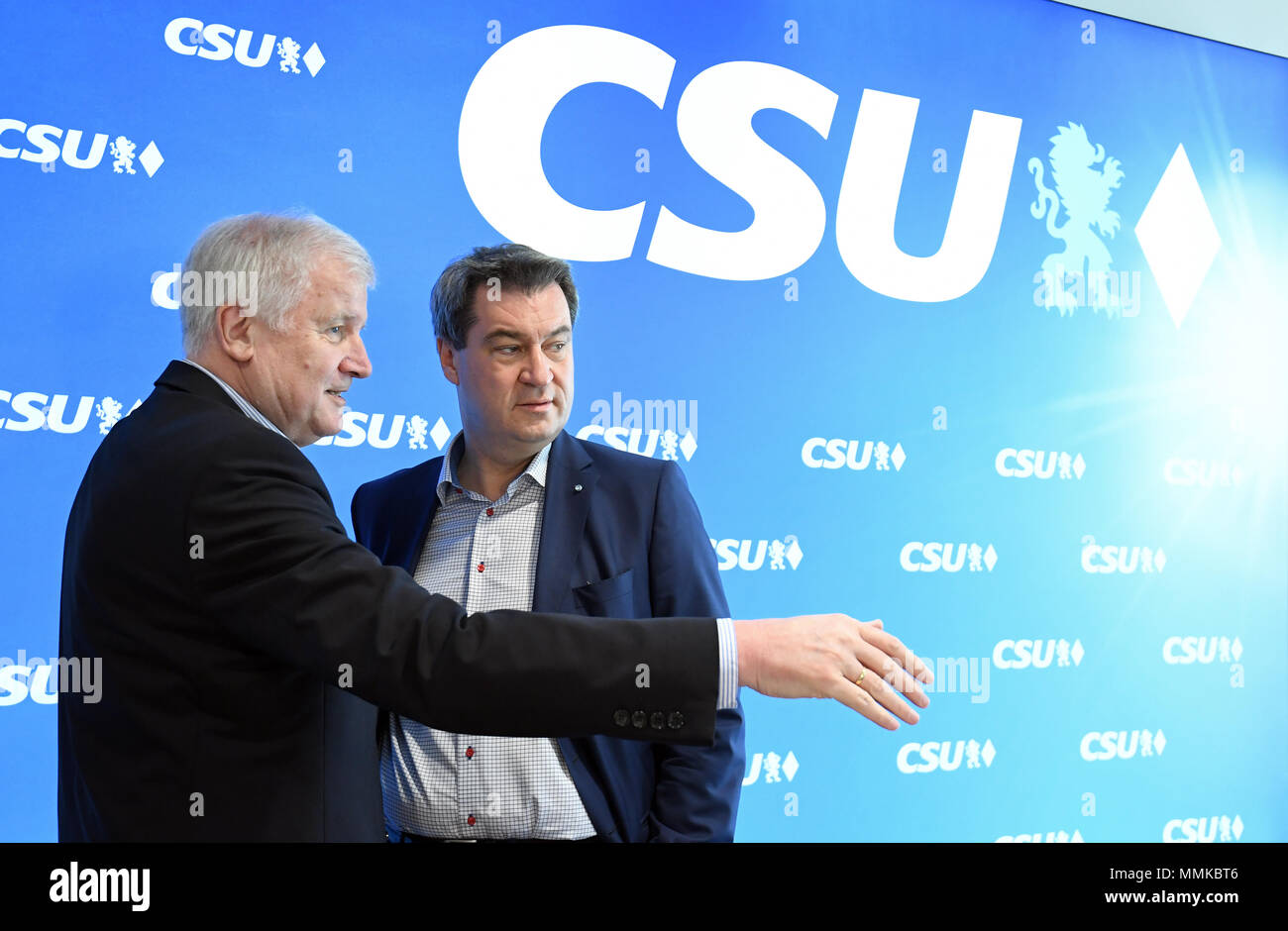 München, Deutschland. 12. Mai 2018. Horst Seehofer (L), der CSU-Vorsitzende und Bundesministerin für Inneres, und Markus Soeder (CSU), Ministerpräsident von Bayern, sprechen vor dem Start des Übereinkommens vom Präsidium der CSU die CSU-HQs. Foto: Andreas Gebert/dpa Quelle: dpa Picture alliance/Alamy Leben Nachrichten Quelle: dpa Picture alliance/Alamy leben Nachrichten Stockfoto