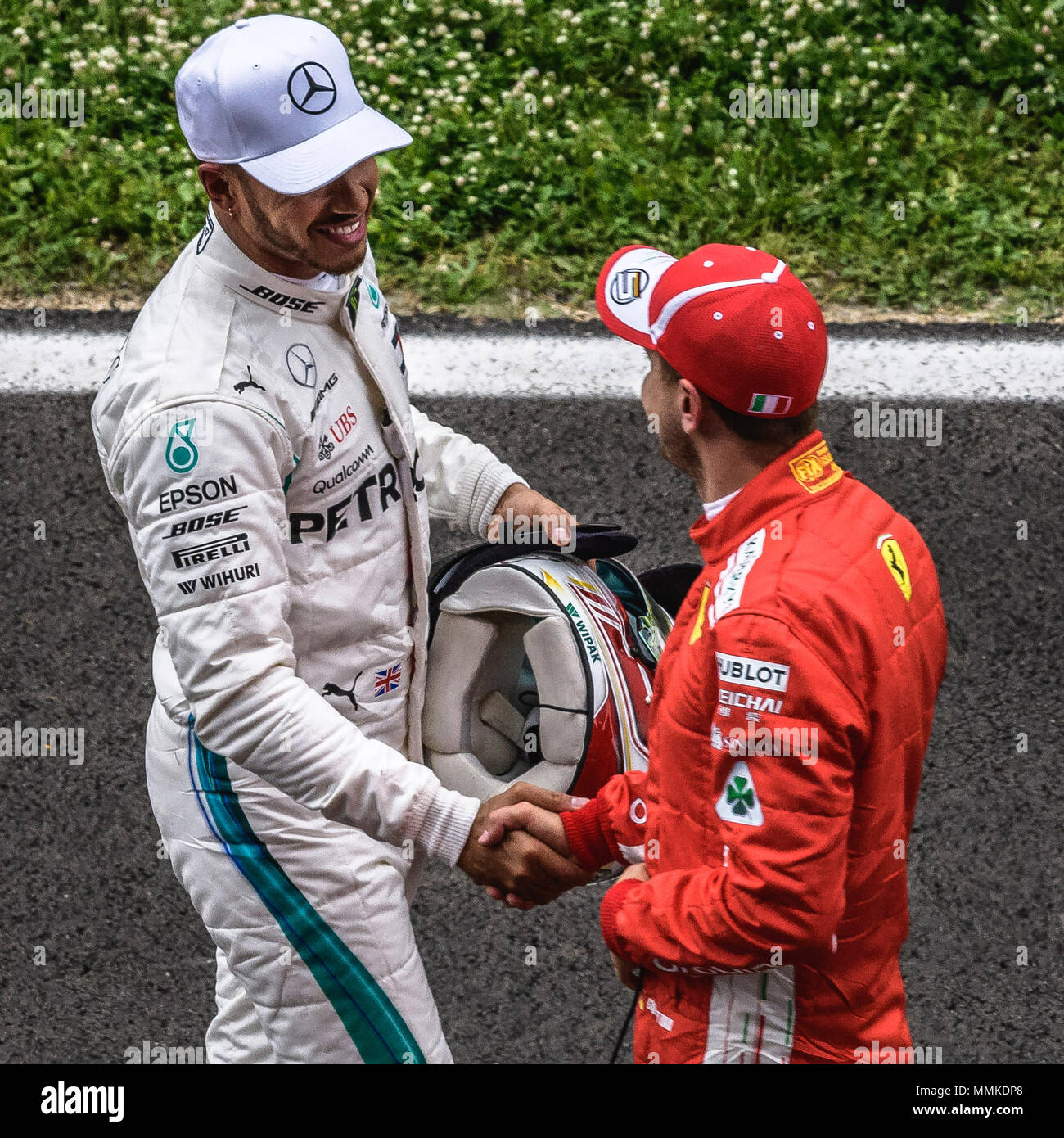 Barcelona, Spanien. 12. Mai, 2018: LEWIS HAMILTON (GBR) gratuliert von SEBASTIAN VETTEL (GER) nach dem Gewinn der Pole Position für den Spanischen GP am Circuit de Catalunya in Barcelona - Credit: Matthias Oesterle/Alamy leben Nachrichten Stockfoto