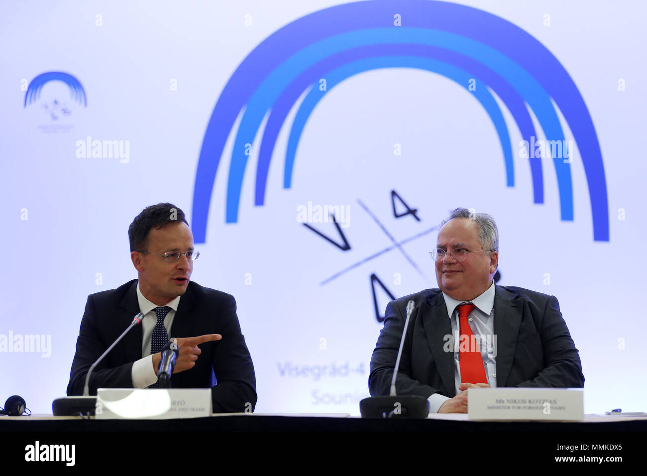 Sounion, Griechenland. 11. Mai, 2018. Der griechische Aussenminister Nikos Kotzias (R) und seinem ungarischen Amtskollegen Peter Szijjarto eine Pressekonferenz in Sounion, Griechenland, 11. Mai 2018 teilnehmen. Die Außenminister der Visegrad-gruppe und Balkan EU-Mitgliedstaaten am Freitag erneut ihre Verpflichtung, die Zusammenarbeit im Hinblick auf gemeinsame Herausforderungen bei dem Treffen in Sounion zu vertiefen. Credit: Marios Lolos/Xinhua/Alamy leben Nachrichten Stockfoto