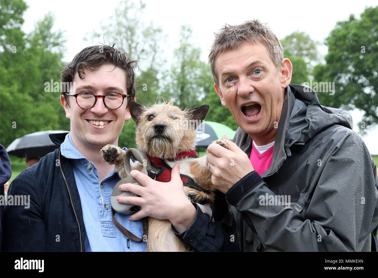 London, Großbritannien. 12. Mai 2018. Richter Matthew Wright mit myfanwy der Cairn Terrier, der blind ist, Sieger des besten rescue Kategorie alle Hunde gleich große Hampstead Rinde aus, Hampstead, London. Alle Hunde egal ist eine Wohltätigkeitsorganisation zu helfen und Re-homing Hunde unter www. alldogsmatter.de für weitere Informationen. Quelle: Paul Brown/Alamy leben Nachrichten Stockfoto