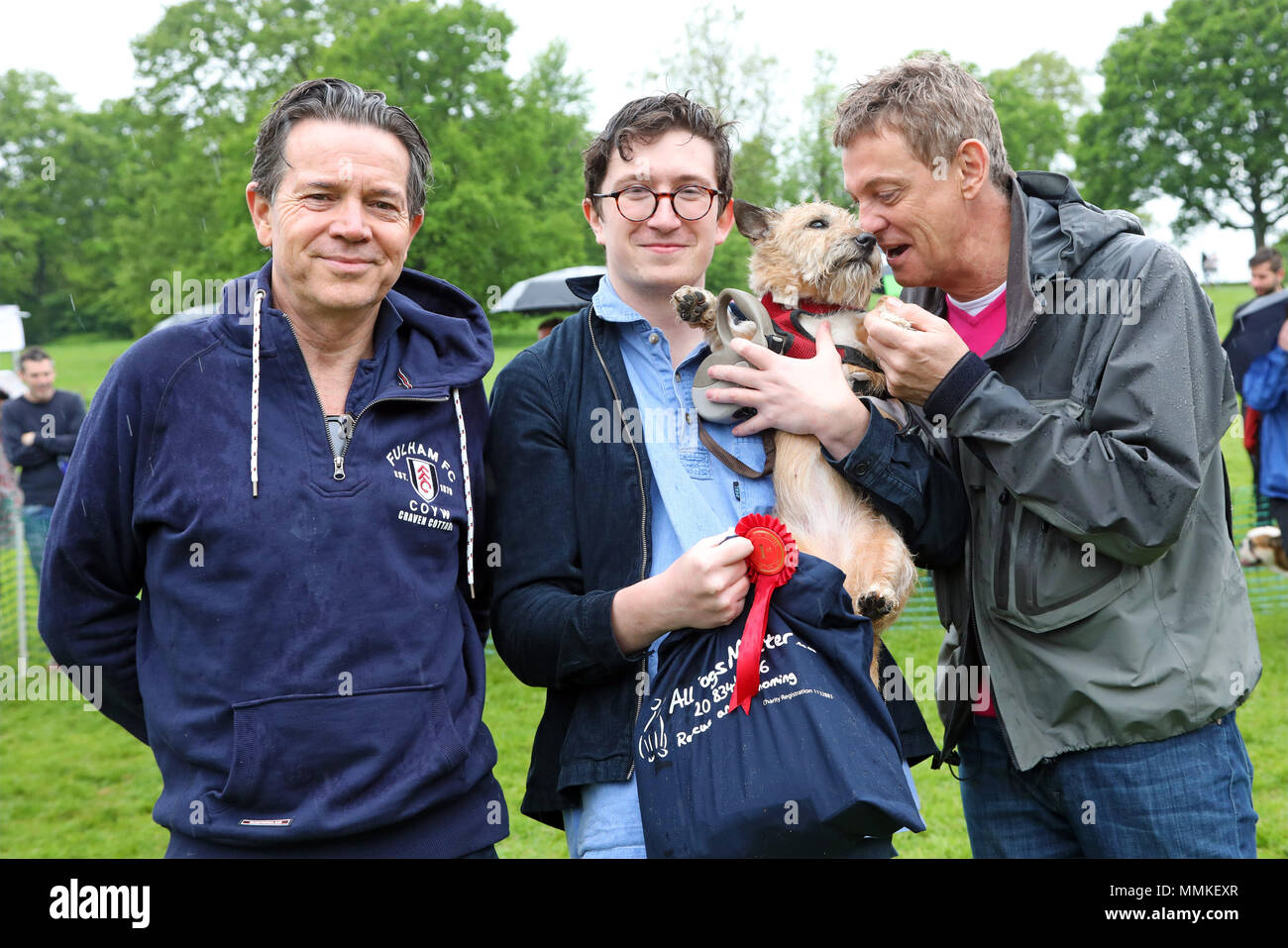 London, Großbritannien. 12. Mai 2018. Richter Kevin O'Sullivan und Matthew Wright mit myfanwy der Cairn Terrier, der blind ist, Sieger des besten rescue Kategorie alle Hunde gleich große Hampstead Rinde aus, Hampstead, London. Alle Hunde egal ist eine Wohltätigkeitsorganisation zu helfen und Re-homing Hunde unter www. alldogsmatter.de für weitere Informationen. Quelle: Paul Brown/Alamy leben Nachrichten Stockfoto