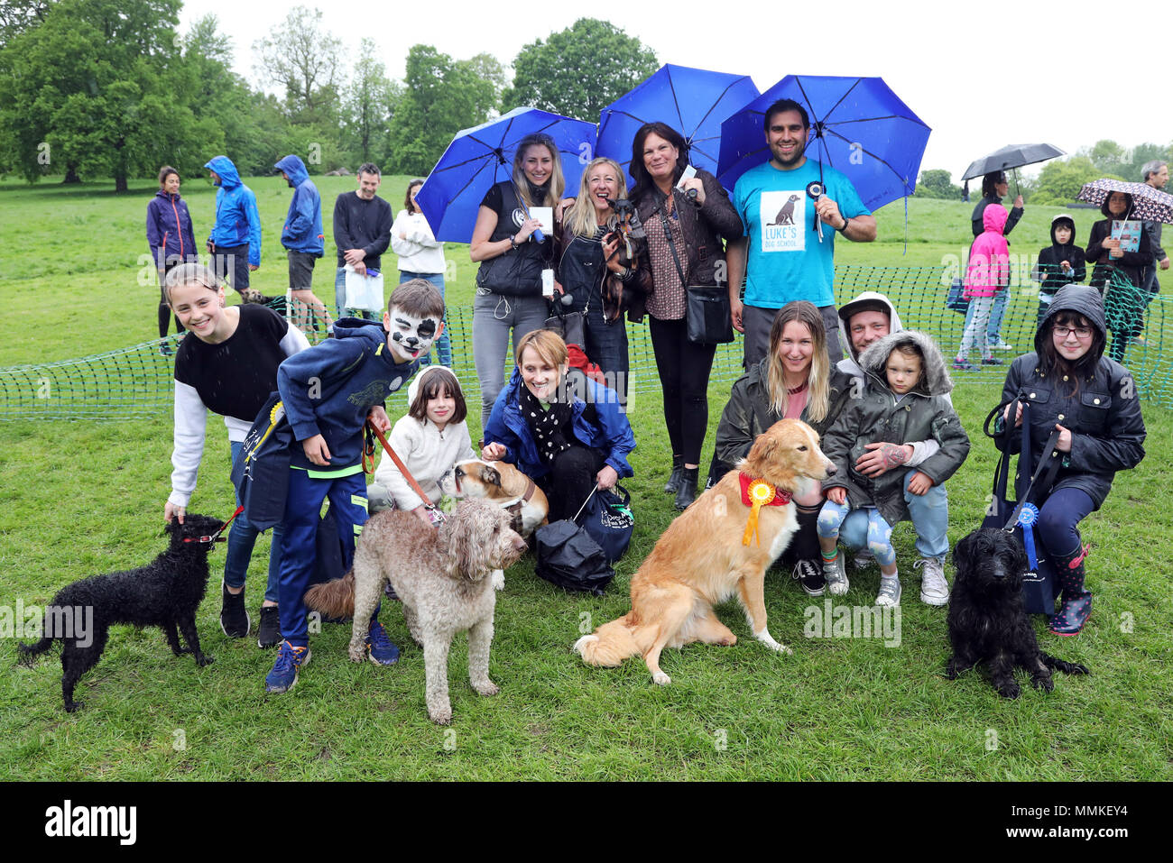 London, Großbritannien. 12. Mai 2018. Richter einschließlich Anna Webb mit der Gewinner der besten Kind Handler Kategorie alle Hunde gleich große Hampstead Rinde aus, Hampstead, London. Alle Hunde egal ist eine Wohltätigkeitsorganisation zu helfen und Re-homing Hunde unter www. alldogsmatter.de für weitere Informationen. Quelle: Paul Brown/Alamy leben Nachrichten Stockfoto