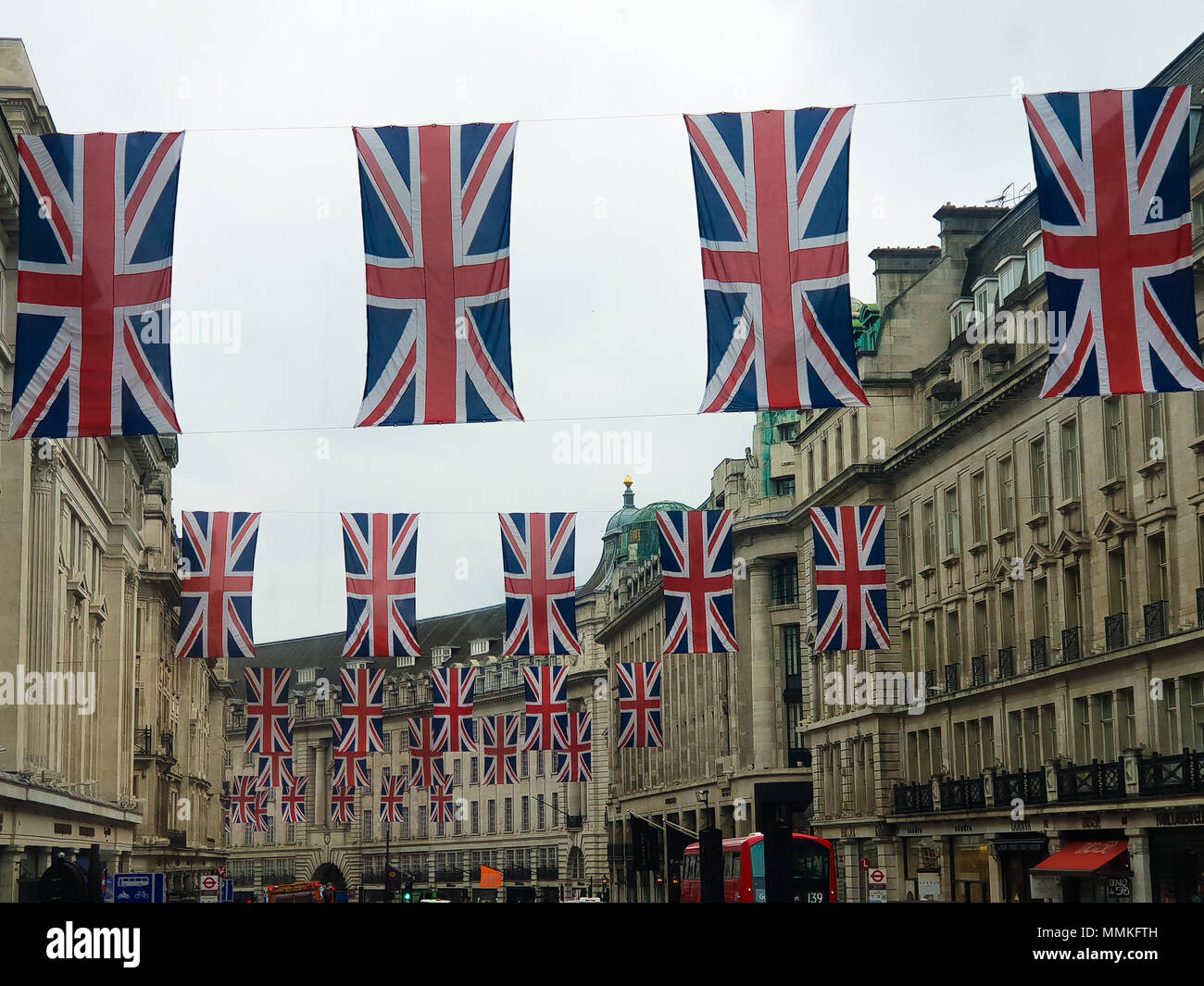 London, Großbritannien. 12. Mai 2018. - Union Flaggen hängt über LondonÕs Regent Street vor der königlichen Hochzeit von Prinz Harry und Meghan Markle am 19. Mai 2018 in der St. George's Chapel in Windsor Castle. Kredit Roamwithrakhee/Alamy leben Nachrichten Stockfoto