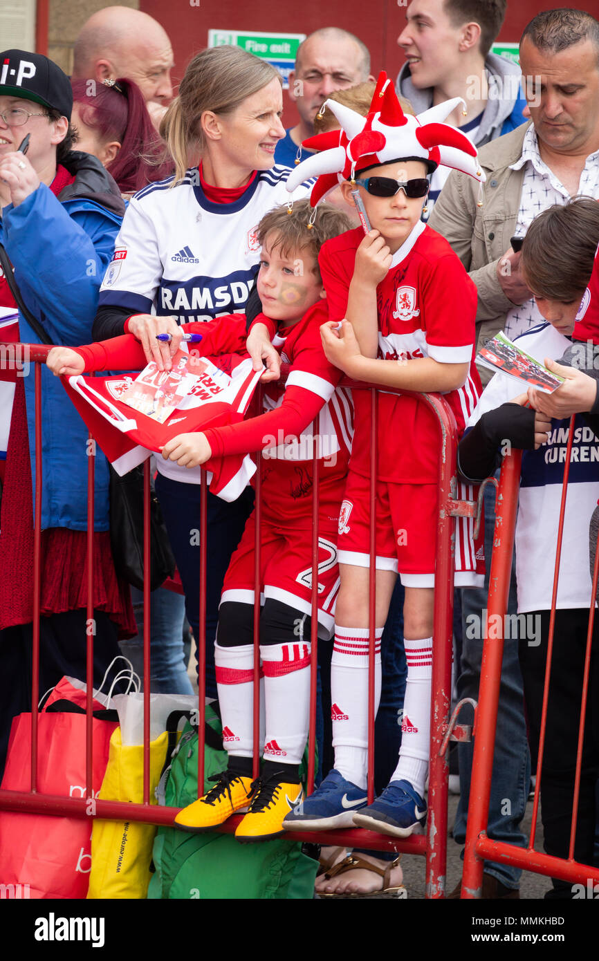 Middlesbrough, UK. 12. Mai 2018. Middlesbrough, North East England, UK. 12. Mai 2018. Fans warten außerhalb der Spieler an der Riverside Stadium vor dem ersten Bein Meisterschaft Play off zwischen Middlesbrough und Aston Villa Credit: ALAN DAWSON/Alamy Leben Nachrichten Eingang Stockfoto